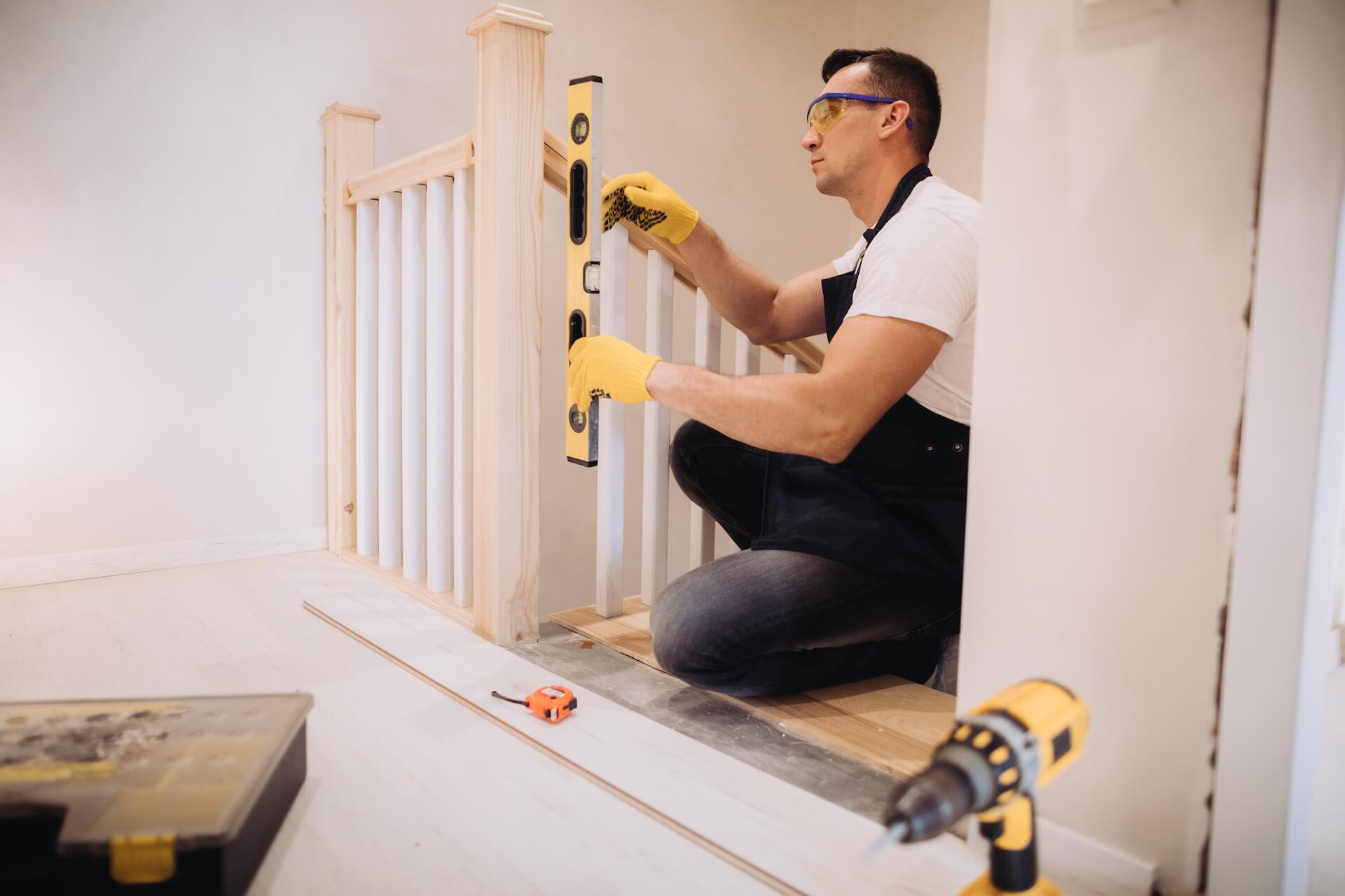 Trapprenovering Götene säkerställer att ditt trappstaket är perfekt nivellerat